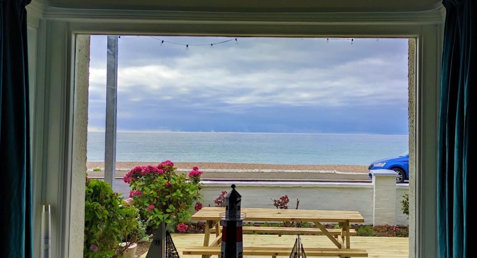 Absolute Beachfront With Decked Garden Oasis And Views Bognor Regis Zewnętrze zdjęcie