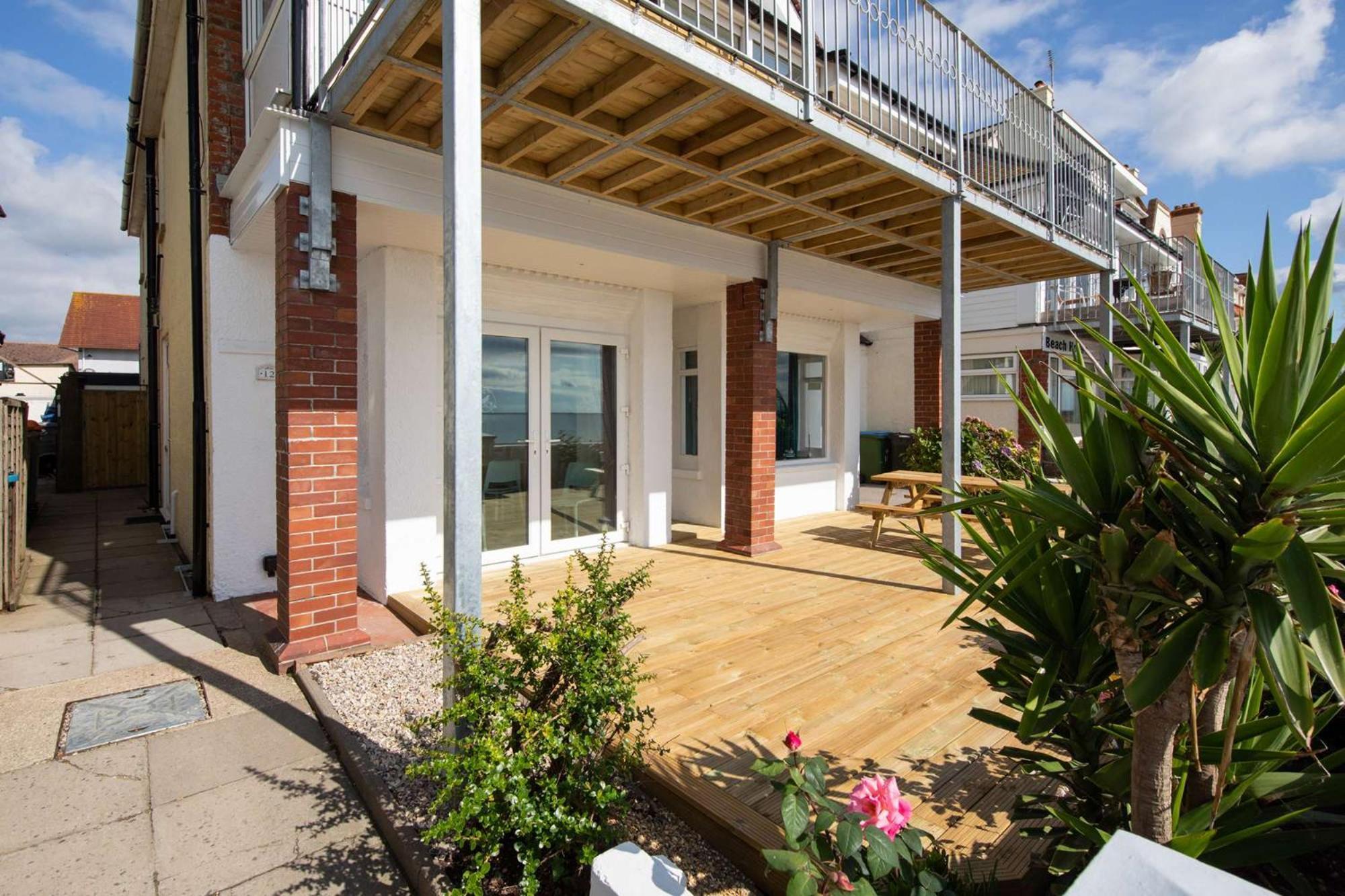 Absolute Beachfront With Decked Garden Oasis And Views Bognor Regis Zewnętrze zdjęcie